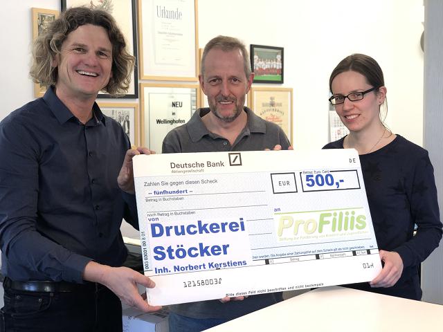 Symbolische Scheckübergabe