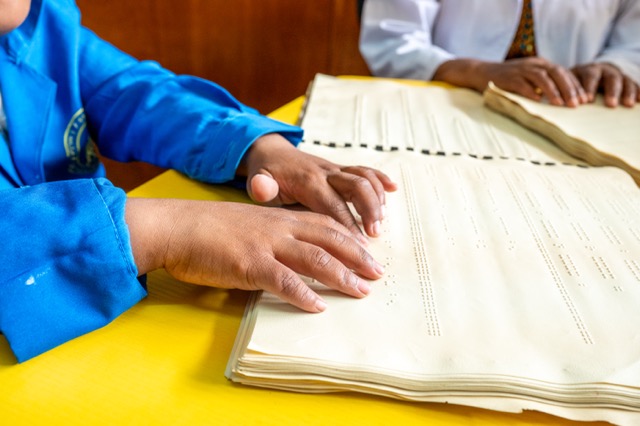 Instrument zum Erlernen der Braille-Schrift 