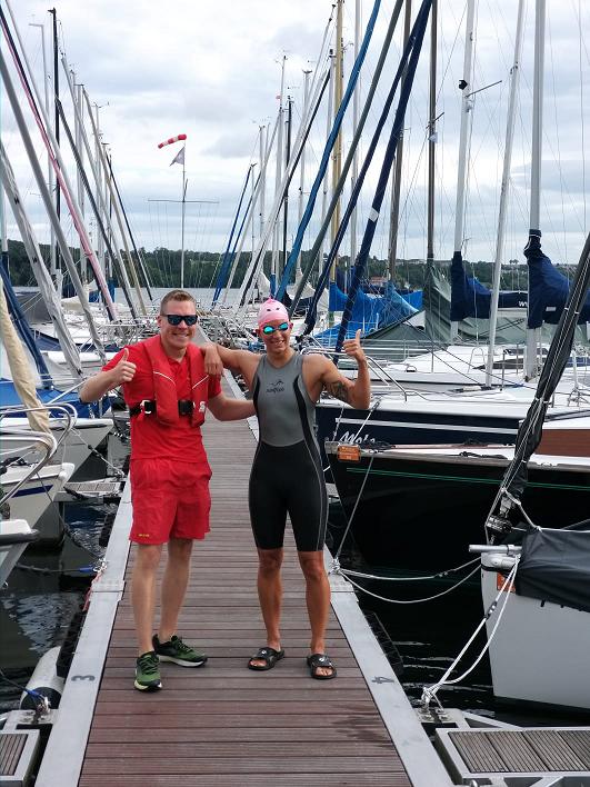 Jennifer vor dem Start mit einem Kollegen vom DLRG Dortmund-Mitte
