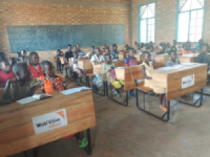 Neue Schulbänke für Grundschulen in Burundi