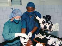 Operations-Mikroskop für Mengo Augenklinik